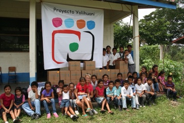 Presidenta con un grupo de niños en Guatemala